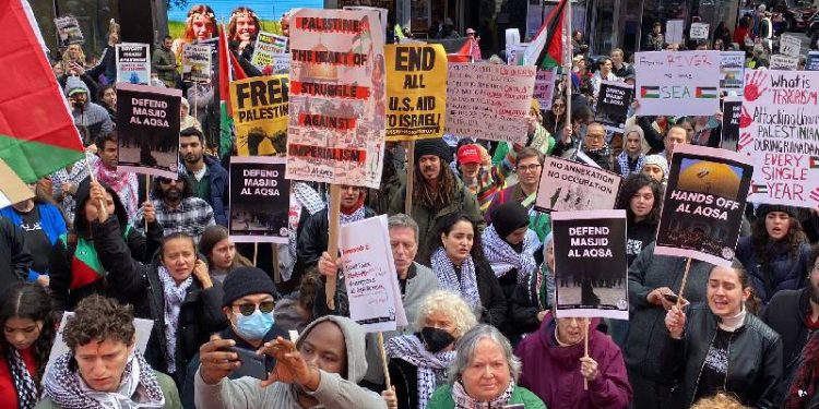 Times Meydanı'nda İsrail'in Filistinlilere yönelik saldırıları protesto edildi