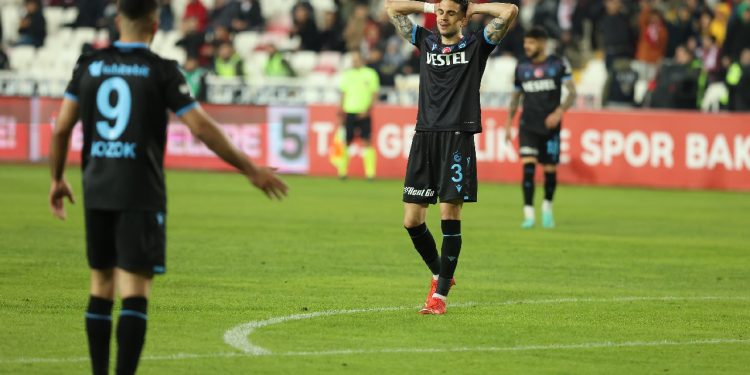 Trabzonspor, öne geçtiği maçlarda 15 puan kaybetti!