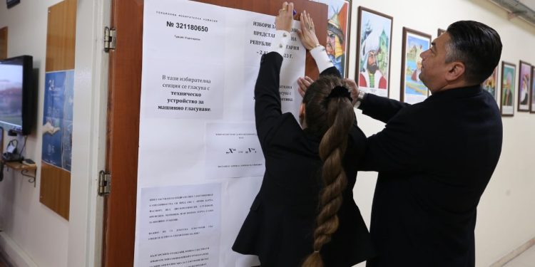 Trakya'da yaşayan çifte vatandaşlar, Bulgaristan'daki seçimler için oy kullanmaya başladı