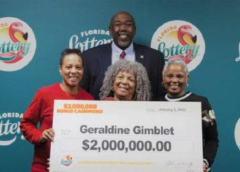 Tüm parasını kızının tedavisine harcayan anne, kızı kanseri atlattıktan bir gün sonra 2 milyon dolarlık ikramiye kazandı