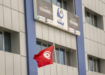 Suriye Dışişleri Bakanı Faysal Mikdad’ın Tunus’ta ağırlandığı gün, Arap Baharı’yla yelkenlerini şişirmiş olan siyasal İslam’ın öncülerinden El Nahda Hareketi lideri Raşid el Gannuşi demir parmaklıkların ardına gönderildi. Manidar bir çakışmaydı. 2011’de isyan dalgasına paralel olarak vekalet savaşına maruz kalan Suriye’de Esad yönetimi Arap dünyası ile ilişkilerini normalleştirmeye başlarken, Arap Baharı’nda değişim şansını yakalamış olan Tunus ‘anayasal darbe’ pratikleriyle yeni dönemin aktörleriyle hesaplaşıyor.