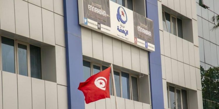 Suriye Dışişleri Bakanı Faysal Mikdad’ın Tunus’ta ağırlandığı gün, Arap Baharı’yla yelkenlerini şişirmiş olan siyasal İslam’ın öncülerinden El Nahda Hareketi lideri Raşid el Gannuşi demir parmaklıkların ardına gönderildi. Manidar bir çakışmaydı. 2011’de isyan dalgasına paralel olarak vekalet savaşına maruz kalan Suriye’de Esad yönetimi Arap dünyası ile ilişkilerini normalleştirmeye başlarken, Arap Baharı’nda değişim şansını yakalamış olan Tunus ‘anayasal darbe’ pratikleriyle yeni dönemin aktörleriyle hesaplaşıyor.