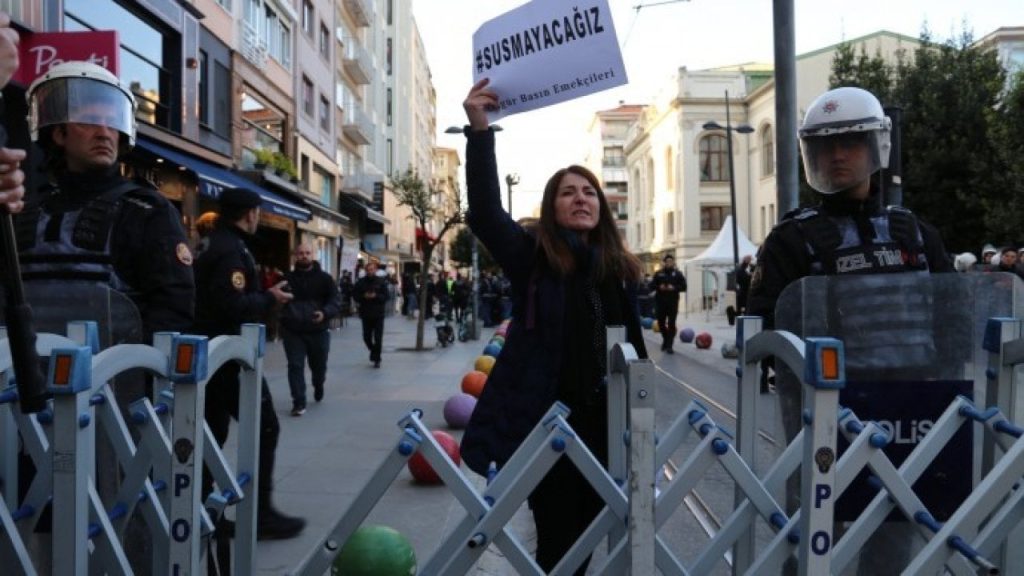 Tutuklamalara tepki gösteren gazeteciler de gözaltına alındı