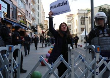 Tutuklamalara tepki gösteren gazeteciler de gözaltına alındı