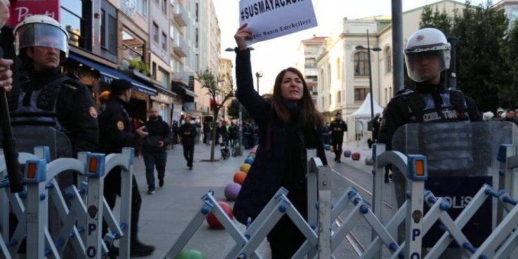 Tutuklamalara tepki gösteren gazeteciler de gözaltına alındı