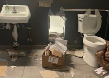 Tuvalet duvarından girip yarım milyon dolarlık Apple ürünü çaldılar