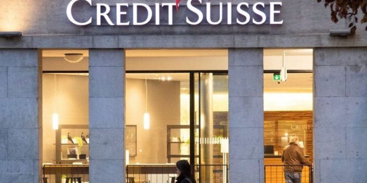 UBS'e satışının yakın zamanda tamamlanması beklenen Credit Suisse Bankası'ndan yılın ilk çeyreğinde 69 milyar dolarlık çıkış olduğu açıklandı. Bu, bankanın açıklanacak son mali sonuçları oldu.