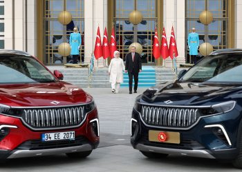 Üretilen ilk Togg, Cumhurbaşkanı Erdoğan’a teslim edildi