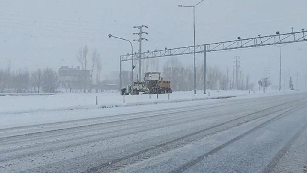 Van ve Bitlis'te 163 yerleşim yerinin yolu kar ve tipi nedeniyle kapandı