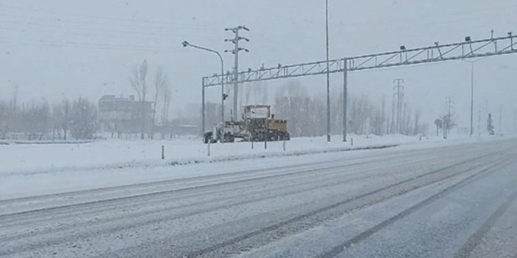Van ve Bitlis'te 163 yerleşim yerinin yolu kar ve tipi nedeniyle kapandı