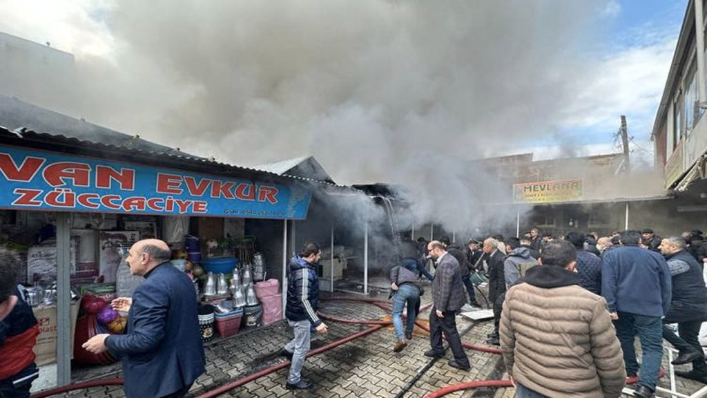 Van'da çok sayıda iş yerinin bulunduğu halk pazarında yangın çıktı