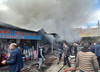 Van'da çok sayıda iş yerinin bulunduğu halk pazarında yangın çıktı