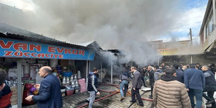 Van'da çok sayıda iş yerinin bulunduğu halk pazarında yangın çıktı