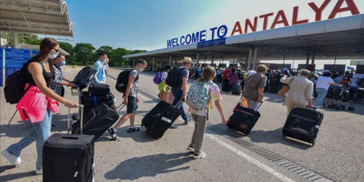 Yabancıya konut satışı Türkiye genelinde düşerken Antalya'da rekor kırdı