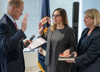 Yeni NASA yöneticisi, Carl Sagan'ın kitabına el basarak yemin etti