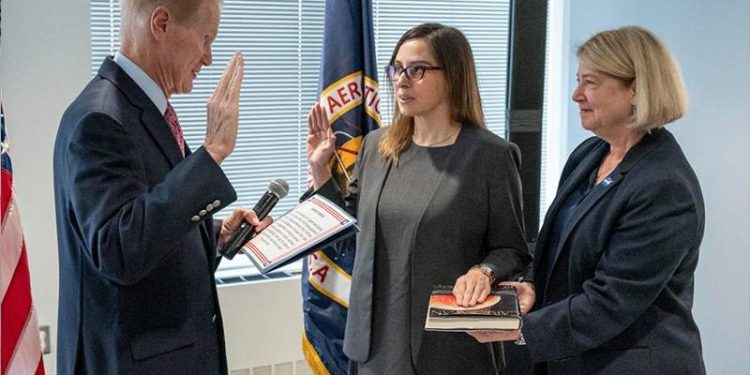 Yeni NASA yöneticisi, Carl Sagan'ın kitabına el basarak yemin etti