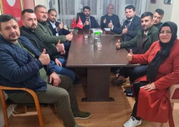 Yeniden Refah Partisi'nde 'kadın ve erkek yan yana oturamaz' kavgası: "Kurtardık mı İslamiyet’i?"