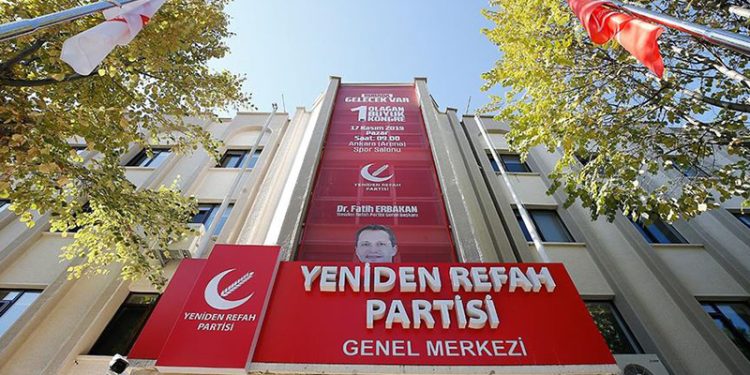 Karar yazarı Elif Çakır, Cumhur İttifakı'nda yer alan Yeniden Refah Partisi'nin 14 il teşkilatının kritik karar aldığını ve cumhurbaşkanlığı seçimlerinde Cumhurbaşkanı Recep Tayyip Erdoğan'ı değil CHP lideri Kemal Kılıçdaroğlu'nu destekleyeceklerini aktardı.