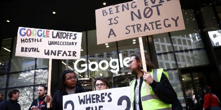 Yüzlerce Google çalışanı iş bıraktı; işten çıkarmaları protesto ettiler