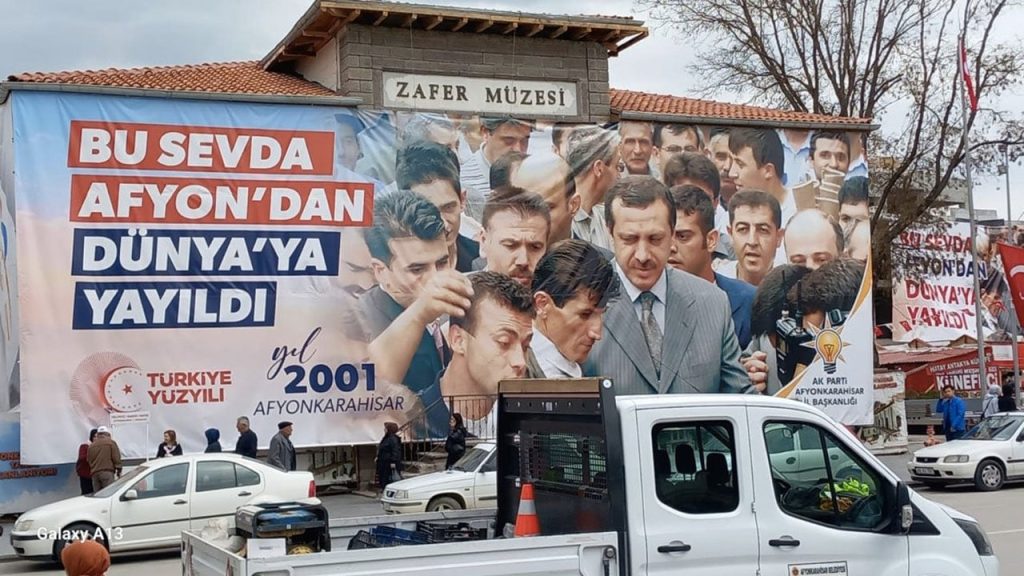 Zafer Müzesi ve vali binası AKP’nin seçim panosu oldu