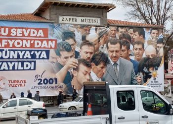Zafer Müzesi ve vali binası AKP’nin seçim panosu oldu