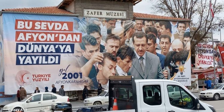 Zafer Müzesi ve vali binası AKP’nin seçim panosu oldu