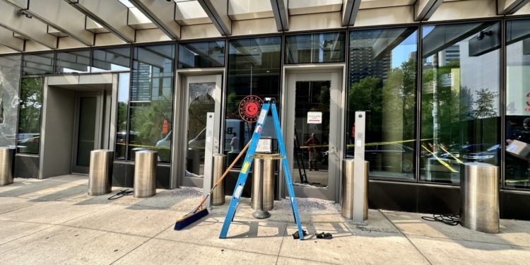 New York’taki Türkevi’ne düzenlenen saldırıda binanın camları kırıldı