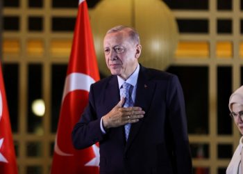WSJ: “Yaygın kamuoyu memnuniyetsizliğine rağmen Erdoğan bir dönem daha kazandı”