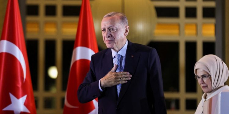 WSJ: “Yaygın kamuoyu memnuniyetsizliğine rağmen Erdoğan bir dönem daha kazandı”