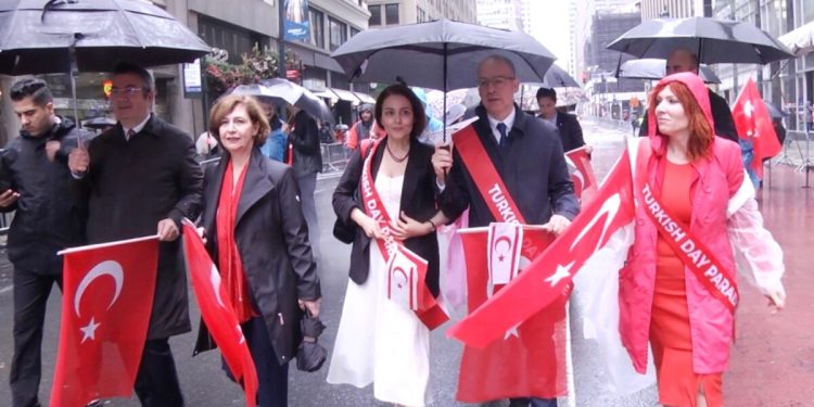 Manhattan’da ‘Mustafa Kemal’in Askerleriyiz’ sloganları