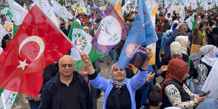 Yeşil Sol Parti’nin İzmir mitinginde sandıklara sahip çıkma vurgusu