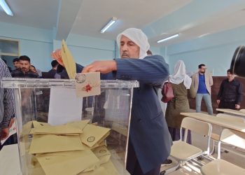 Diyarbakırlılar erken saatlerde sandıklara akın etti