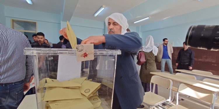 Diyarbakırlılar erken saatlerde sandıklara akın etti