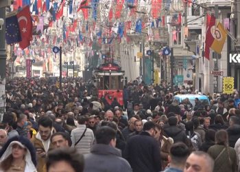 Türkiye’de ilk kez oy kullanacak genç seçmen ne diyor? | Sokak röportajı