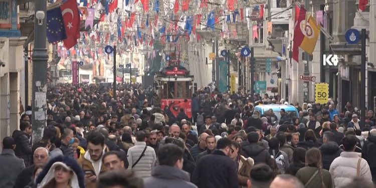 Türkiye’de ilk kez oy kullanacak genç seçmen ne diyor? | Sokak röportajı