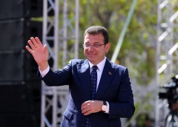 İmamoğlu’nun Erzurum mitinginde olay çıktı: Alanda toplananlara taşlı saldırı yapıldı