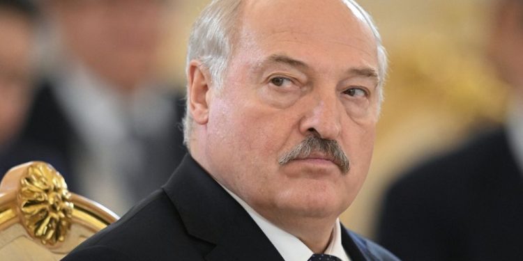 Lukaşenko: Rusya taktik nükleer silahların transferine başladı