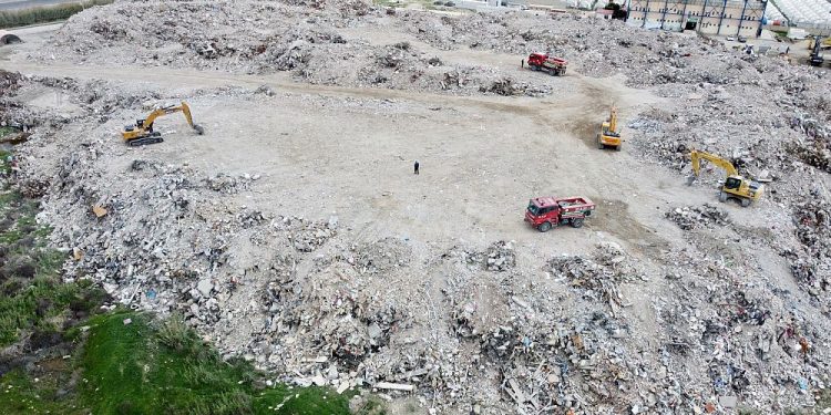 Deprem bölgesinde asbest tehlikesi: Kaldırılan enkaz molozu halk sağlığını ve tarımı tehdit ediyor