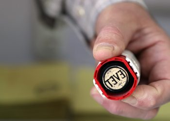 Yüksek Seçim Kurulu (YSK), 14 Mayıs’ta yapılan Cumhurbaşkanlığı ilk tur seçimlerinin kesin sonuçlarını yayımladı. Seçimlerin ikinci tura kaldığı da resmen ilan edilen kararda, adaylardan Recep Tayyip Erdoğan’ın 27 milyon 133 bin 849 oy ile seçmenlerin yüzde 49,52’sinin, Kemal Kılıçdaroğlu’nun 24 milyon 595 bin 178 oy ile yüzde 44,88’inin oyunu aldığı görüldü.