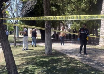 17 yaşındaki genç parkta kalbinden bıçaklandı