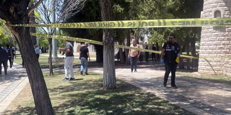 17 yaşındaki genç parkta kalbinden bıçaklandı