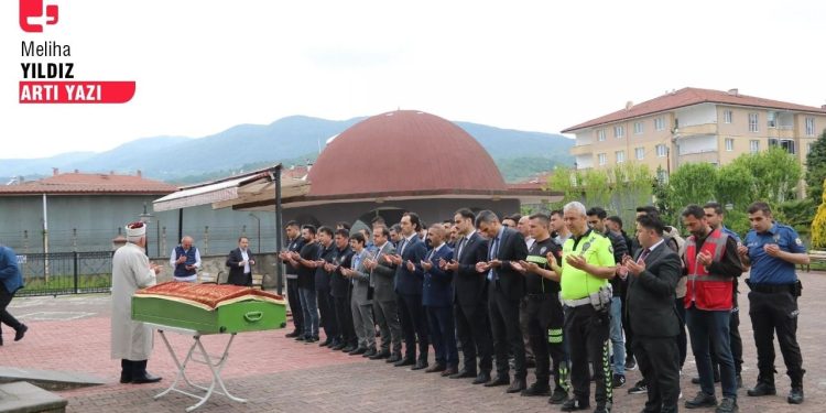 Plastik masa devrilirse tabuttan dökülecekler