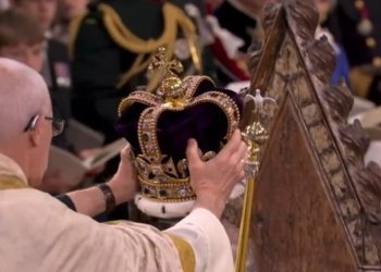 3. Charles taç giydi: Başpiskoposun tacı tam oturtamaması gündem oldu