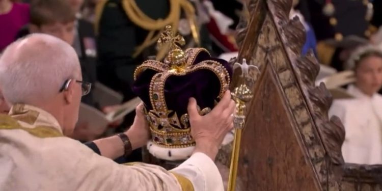 3. Charles taç giydi: Başpiskoposun tacı tam oturtamaması gündem oldu