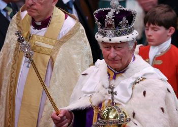 3. Charles tacını taktı: Resmen İngiltere Kralı oldu