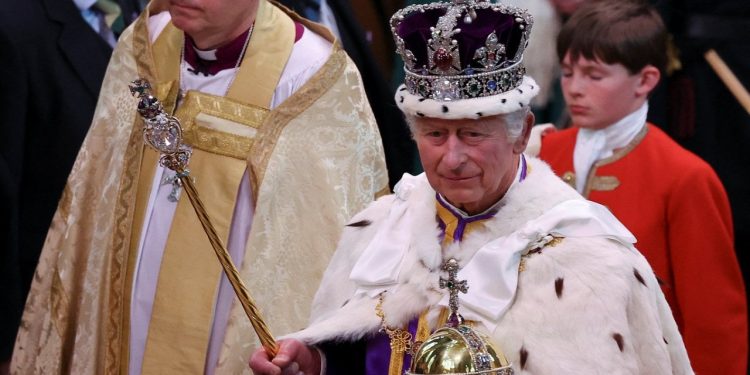 3. Charles tacını taktı: Resmen İngiltere Kralı oldu