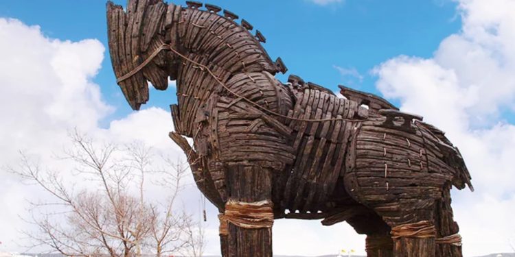 5 bin 500 yıllık efsanenin simgesi Troya Antik Kenti'ndeki tahta at yenileniyor