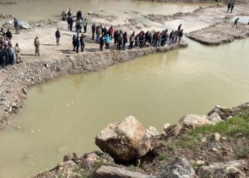 Karayollarının kazdığı çukura düşen çocuğa ulaşılamıyor