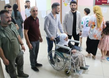 Askerler engelli seçmenin oy pusulasını yırttı