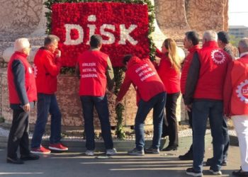 DİSK Taksim Anıtı’na çelenk bıraktı